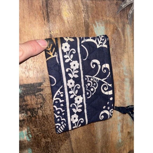 Vera Bradley lot : Wallet, 2 Zip Cases, Wristlet And Tech Case - Picture 8 of 12